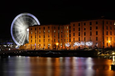 Liverpool, İngiltere 'deki Albert Dock binalarının ve depolarının gece görüşü