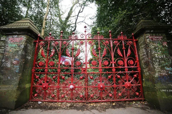 Ünlü Çilek Bahçeleri Liverpool 'da kırmızı demir kapı