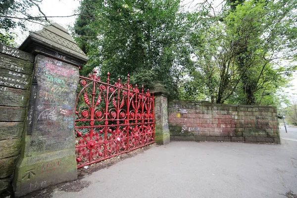 Ünlü Çilek Bahçeleri Liverpool 'da kırmızı demir kapı