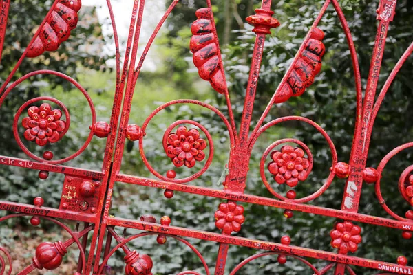 Ünlü Çilek Bahçeleri Liverpool 'da kırmızı demir kapı