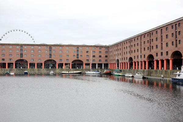 Liverpool, İngiltere 'deki Albert Rıhtım binaları ve depoları
