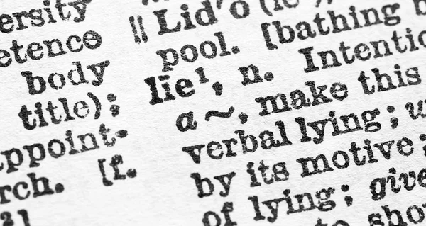 Yalan - İngilizce sözlük sayfasının kelime yalan kavramı ile yakın çekim makrosu