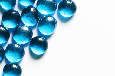 Beyaz arka planda mavi cam küreler. Yakın çekim makro özeti