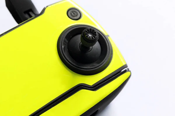 Beyaz arka planda sarı özelleştirilmiş Dji Mavic Mini uzaktan kumandası. Ayrıntılı Makro görünümü