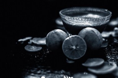 Beyaz yumurta, havuç suyu, yoğurt ve sütten oluşan cam bir kasede siyah ahşap bir yüzey üzerine havuç maskesi. Eskiden daha yumuşak ve parlak bir cilde sahipti. Yatay çekim.