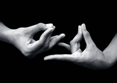Pushan Yoga Mudra 'da meditasyon yaparken veya pratik yaparken izole edilmiş erkek elleri. Pushan Yoga Mudra, yaşam enerjisinin aşağı ve akış hareketleriyle hareket ettiğini gösteriyor. Yatay çekim.