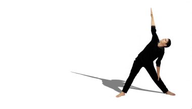 Yoga yapan genç adam, izole edilmiş.