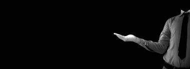 Yüzü olmayan bir işadamının bir eli bir elinde bir şey tutarken çekilmiş yarı uzunlukta bir fotoğrafı. Reklamlar için ideal. Boş çalışan / işçi / tüketici eli reklamı..