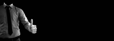 İşadamı baş parmağını gösteriyor