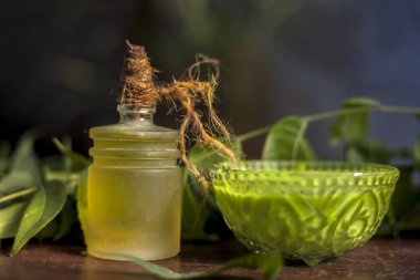 Kafa derisi ile ilgili tüm sorunlar losyon çözeltisi ya da cam bir kâseye biraz neem yaprağı, çam ağacı tohumu ve zeytinyağı içeren şampuan koyuyor. Neem ağacından taze yapraklar, çeçen tohumu, paket ve zeytinyağı.