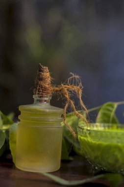 Kafa derisi ile ilgili tüm sorunlar çözelti losyonu ya da cam bir kâseye biraz neem yaprağı, çam ağacı tohumu ve zeytinyağı içeren şampuan konur.. 