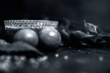 Kafa derisi ile ilgili tüm sorunlar çözelti losyonu ya da cam bir kâseye biraz neem yaprağı, çam ağacı tohumu ve zeytinyağı içeren şampuan konur.. 
