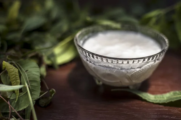 Antibakteriyel ve anti-mantar için en iyi önlem. Neem yaprakları ya da Hint leylak ezmesi ve taze yoğurt karışımı. Bir yudum Nim yaprağı ve yoğurt..