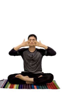 Erkek ergenin Bhramari Pranayama ya da insan vızıldayan arı pozu çekimleri beyaz arka planda izole edilmiş..
