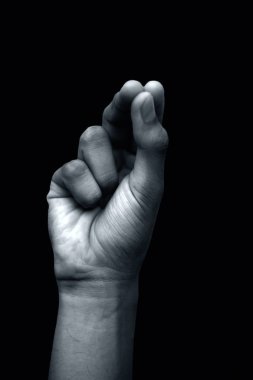 Meditasyon yaparken Kubera Yoga Mudra yapan ya da pratik yapan yalnız bir gencin elleri. Dikey çekim.