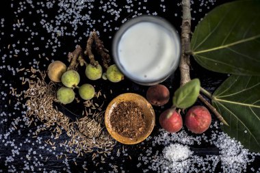Banyan meyve tozu, şeker ve kimyon tohumlarından oluşan tahtadan yüzeyde erken boşalma için en iyi ayurvedic ilaç bardağa karıştırılmış. Tüm malzemelerin fotoğrafını çektim..