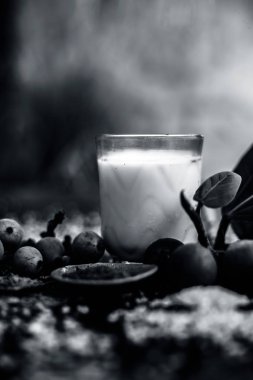 Banyan meyve tozu, şeker ve kimyon tohumlarından oluşan tahtadan yüzeyde erken boşalma için en iyi ayurvedic ilaç bardağa karıştırılmış. Tüm malzemelerin fotoğrafını çektim..