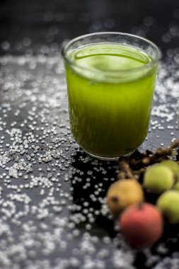 Banyan Ağacı meyve suyu, süt ve biraz şekerle karıştırılmış siyah parlak ahşap yüzeydeki ağırlığı kontrol etmek için en iyi içecek ilacı. Tüm malzemeler yüzeyde. Dikey çekim..