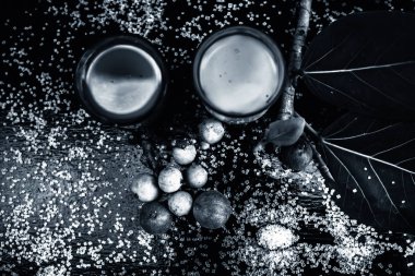 Banyan Ağacı meyve suyu, süt ve biraz şekerle karıştırılmış siyah parlak ahşap yüzeydeki ağırlığı kontrol etmek için en iyi içecek ilacı. Yüzeydeki tüm malzemelerin fotoğrafını çektim..