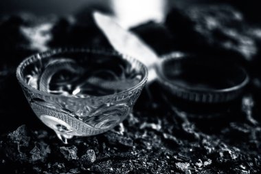 Banyan ağaç kabuğu tozu ile su ve bal karışımından oluşan siyah parlak bir yüzey üzerinde cinsel yolla bulaşan hastalıklar için ev yapımı bir ilaç. Yatay yüksek açı çekimi.