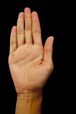 Siyah arka planda Abhayaprada Yoga Mudra yapan bir gencin izole edilmiş eli. Dikey çekim. 