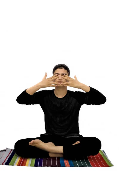 Foto Cuerpo Completo Adolescente Masculino Haciendo Bhramari Pranayama Humano Tarareando — Foto de Stock