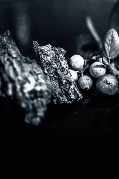 Detailní Záběr Syrového Ovoce Banyanu Spolu Listy Černém Dřevěném Povrchu — Stock fotografie