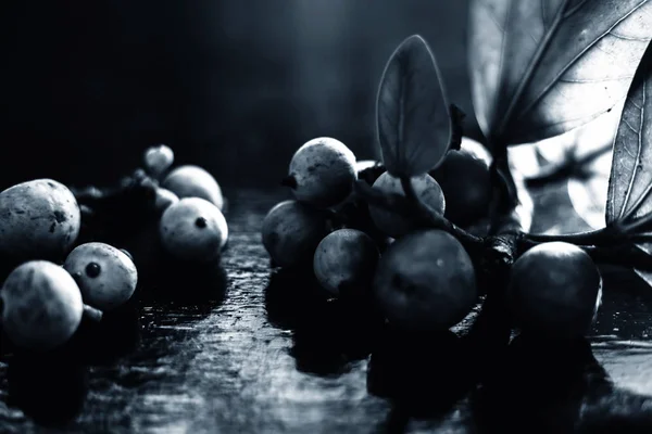 Detailní Záběr Syrového Ovoce Banyanu Spolu Listy Černém Lesklém Dřevěném — Stock fotografie