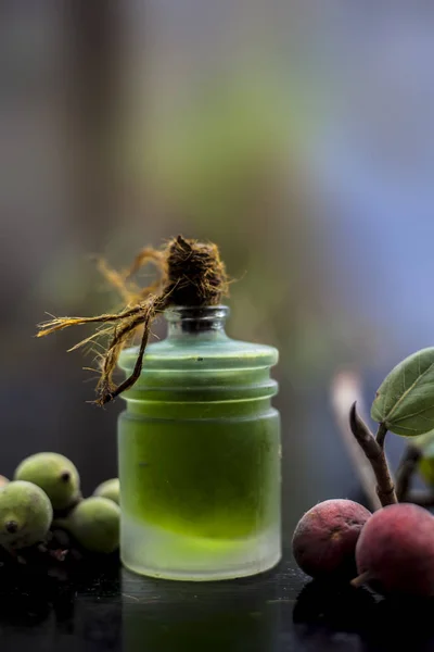 Primer Plano Toma Aceite Esencial Árbol Banyan Una Botella Vidrio — Foto de Stock