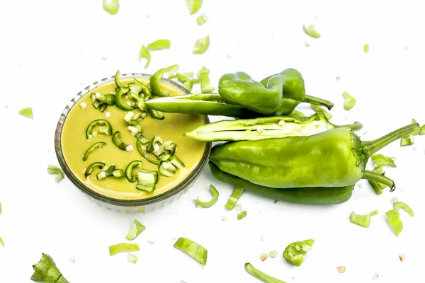 生菜将绿色辣椒与辛辣的绿色辣椒酱一起放在一个玻璃碗中 在白色的表面隔离开来 水平顶射 — 图库照片