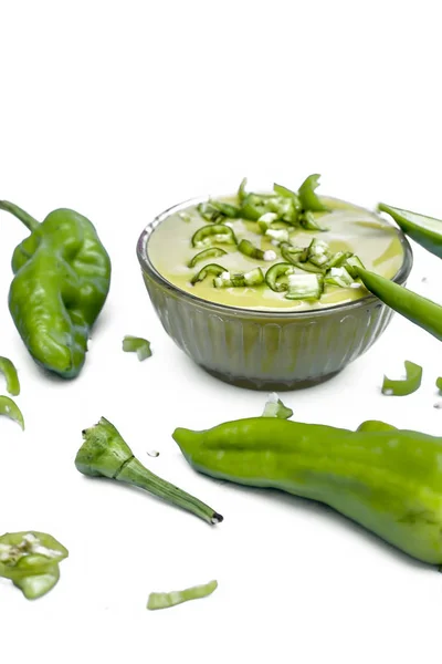Chili Verde Crudo Cortado Aislado Superficie Blanca Junto Con Salsa — Foto de Stock