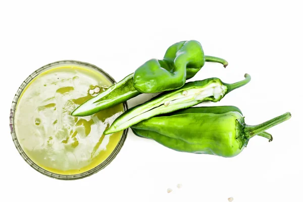 Chili Verde Crudo Cortado Aislado Superficie Blanca Junto Con Salsa — Foto de Stock