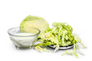 Beyaz üzerine izole edilmiş lahana maskeyi kapat. Sütle karıştırılmış lahana hamuru ile bir kâsenin yatay görüntüsü. Beyazlatıcı ve deriyi nemlendirmek için kullanılır..