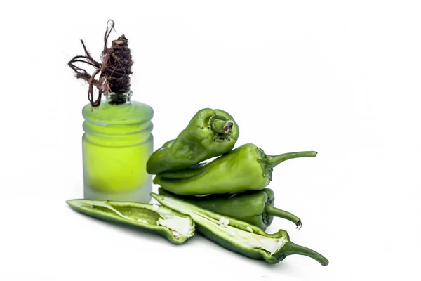 Detailní Záběr Čerstvě Nakrájené Zelené Papriky Izolované Bílo Spolu Extraktem — Stock fotografie