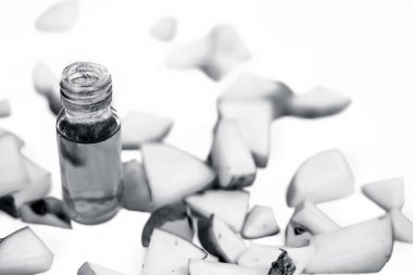 Beyaz arkaplanda yağ ve sebze parçaları