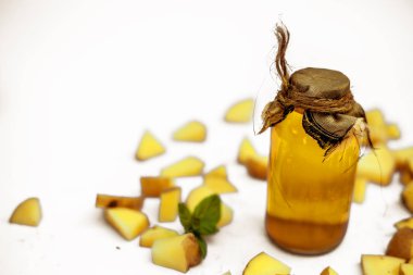 Beyaz arkaplanda yağ ve sebze parçaları