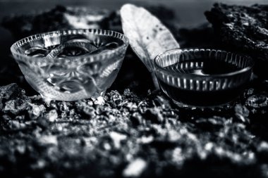 Banyan ağaç kabuğu tozu ile su ve bal karışımından oluşan siyah parlak bir yüzey üzerinde cinsel yolla bulaşan hastalıklar için ev yapımı bir ilaç. Yatay yüksek açı çekimi.