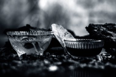 Banyan ağaç kabuğu tozu ile su ve bal karışımından oluşan siyah parlak bir yüzey üzerinde cinsel yolla bulaşan hastalıklar için ev yapımı bir ilaç. Yatay yüksek açı çekimi.