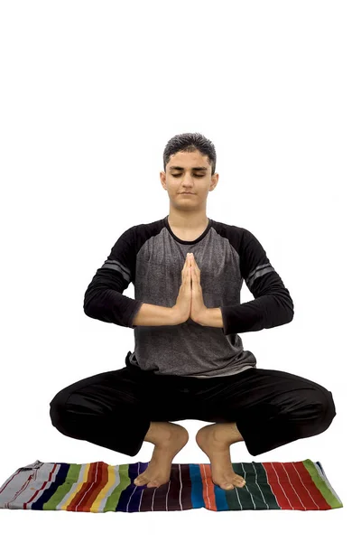 Ung Man Gör Yoga Vitt — Stockfoto