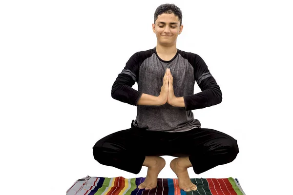 Ung Man Gör Yoga Vitt — Stockfoto