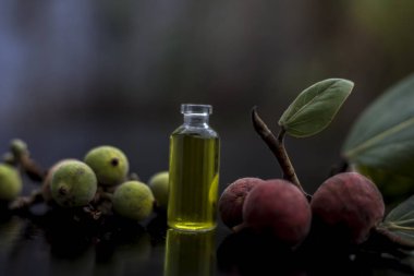 temel yağ ve bir şişe şarap.