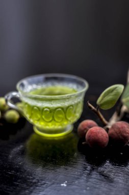 Tahta arka planda bal ve baharatlar