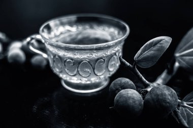 Siyah ve beyaz kadehler.