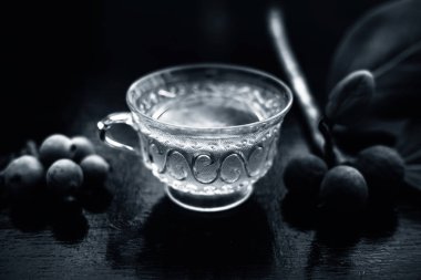 Siyah beyaz şaraplı su.