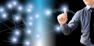 Dijital arkaplanda izole edilmiş yüzsüz işadamının yarı uzunluktaki görüntüsü ve bir işaret kalemi ile dijital ekran dijitalleştirme kavramının bazı noktalarını birleştiriyor..