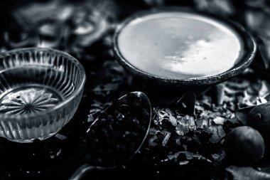 Tahta arka planda bal ve baharatlar