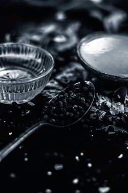 Tahta arka planda bal ve baharatlar