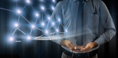 İşadamı eliyle dijital tablet bilgisayar kullanıyor.