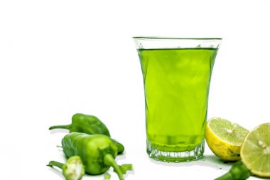 Yakın çekim çiğ biber, beyaz üzerine izole edilmiş dilimlenmiş limon ve biber aromalı bir bardakla birlikte. Kopyalama alanı ile yatay çekim. Reklam amacıyla aylaklık..