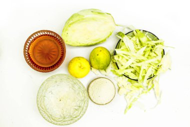 Beyaz üzerine izole edilmiş lahana maskeyi kapat. İçine biraz lahana ezmesi karıştırılmış yumurta, bal, pirinç tozu ve cilt iltihabı ve enfeksiyon önleyici limon konmuş..
